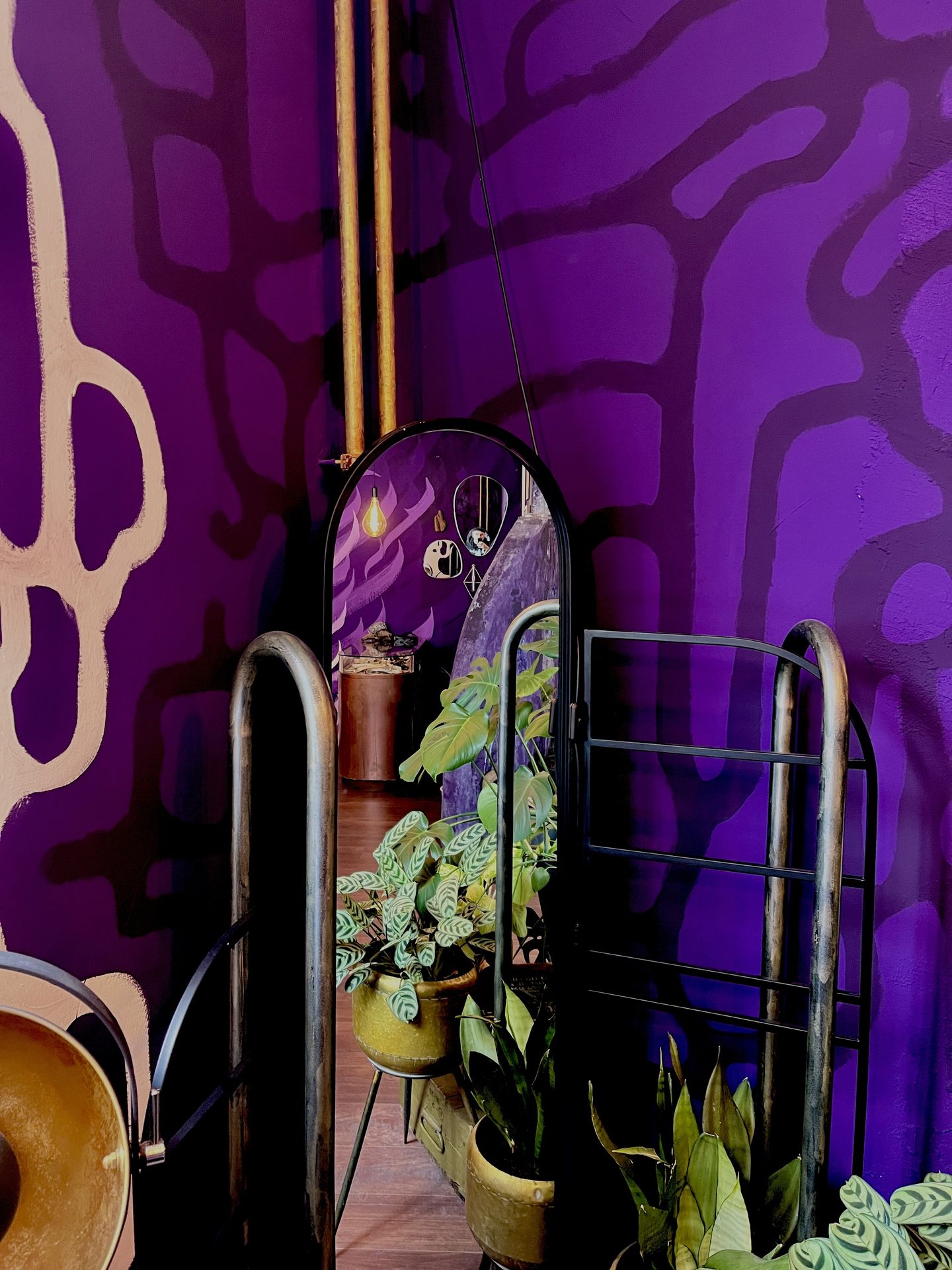 Nachtschatten Studio – Lila Wandgestaltung