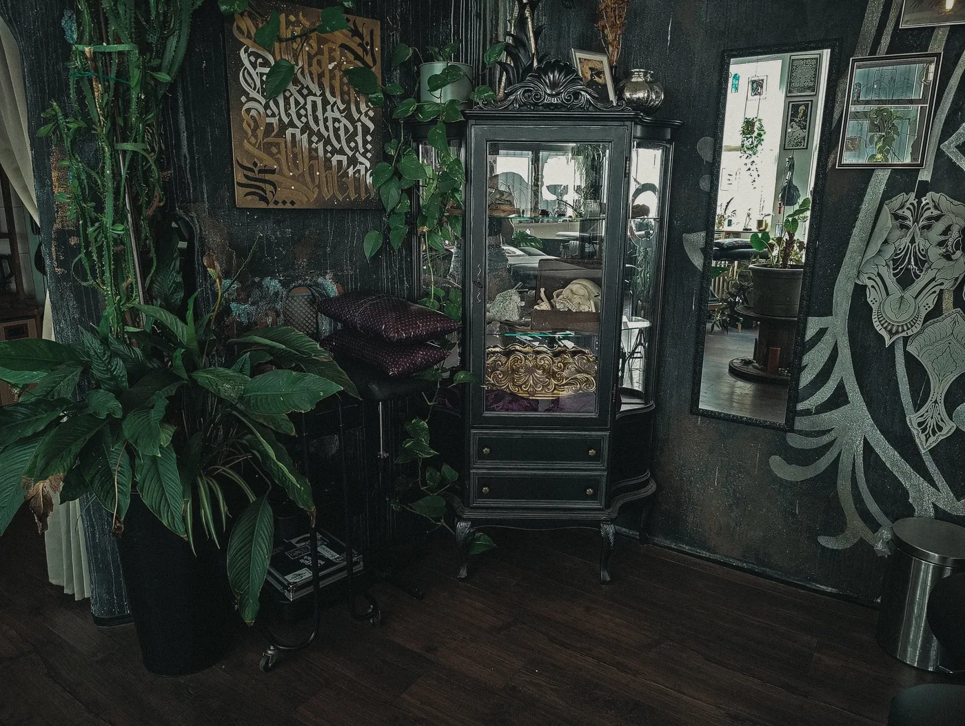 Nachtschatten Studio – Vitrine und Wandgestaltung