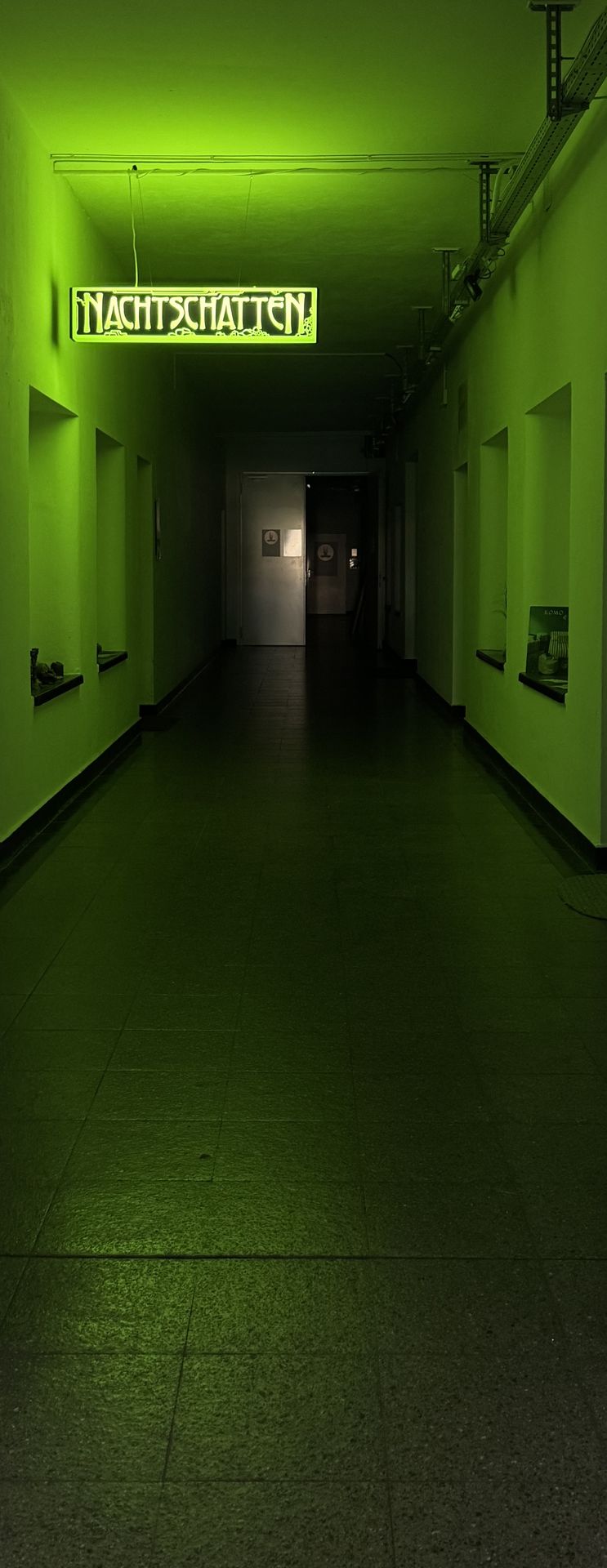 Nachtschatten – Eingang mit Leuchtschild